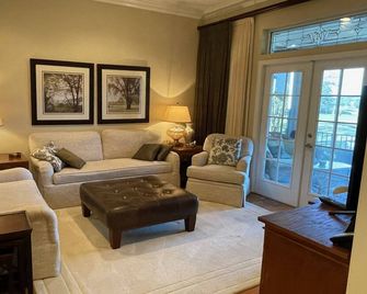 Talley Ho And Away You Go! Come Stay In This Home On The 9th Hole! - The Villages - Huiskamer