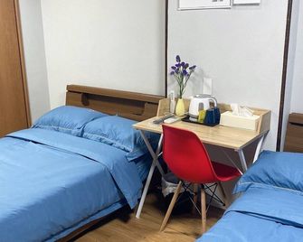 1 bedroom 2 semidouble beds desk chair TV mi / Takamatsu Kagawa - Takamatsu - Sypialnia