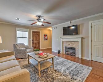 Charming Springdale Townhome about 5 Mi to Dtwn! - Springdale - Sala de estar