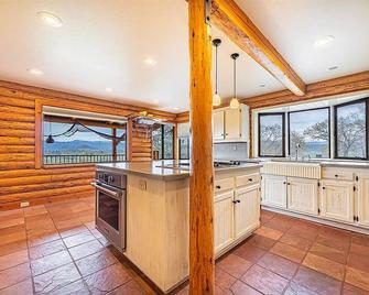 Tranquil, private retreat with stunning views yet close to everything. - Eagle Point - Kitchen