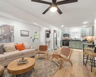 Soco Boho Bungalow | Sleeps 4 - Austin - Sala de estar