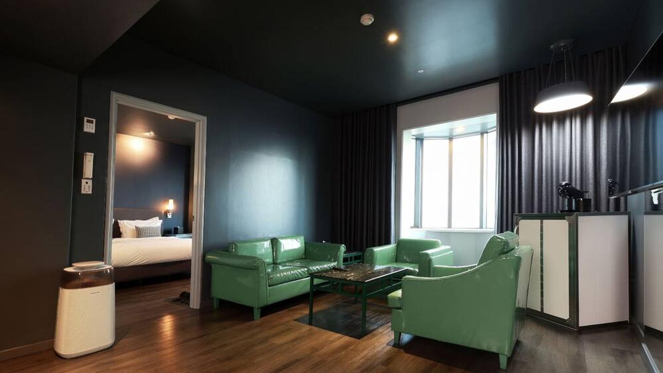 إمبيريال بالاس بوتيك هوتل، إتايون