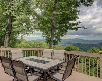 Grandview stunning mountain views near Brevard, single level, game room, fireplace, Biltmore Pass - Pisgah Forest - Balcony