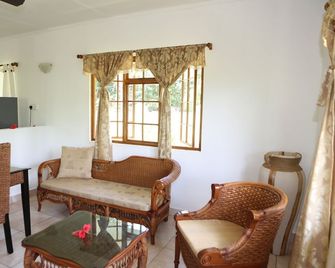 Le Surmer Self Catering Chalets - La Digue Island - Phòng khách