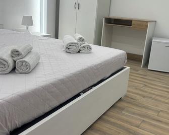 At 100 mt from the sea and train station, rooms with all amenities - Nettuno - Habitación