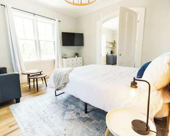 Jennifer's Spa-Like Modern & Chic Broadway Retreat - Providence - Bedroom