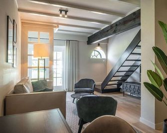 Peaceful Farmstay with Terrace - De Cocksdorp - Вітальня