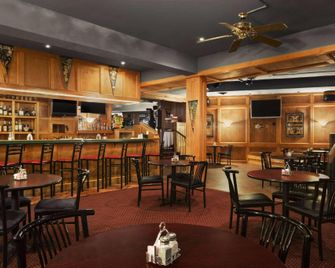 Ramada by Wyndham Pittsburgh/New Stanton - New Stanton - Bar