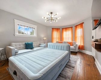 Modern 2BR Mins to Univ, Zoo, Destiny, Downtown - Syracuse - Bedroom