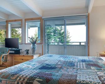 Lakeside Nature Retreat! - Bigfork - Bedroom