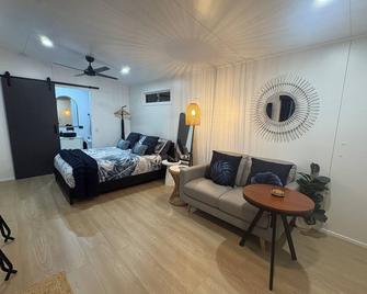 Calm on the creek studio for 2 - Burpengary - Bedroom