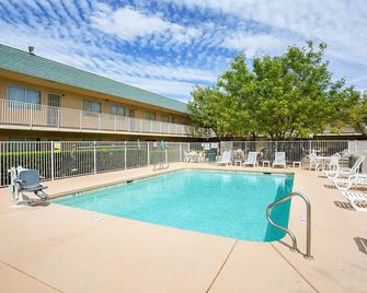 Motel 6 Holbrook, AZ - Holbrook - Svømmebasseng