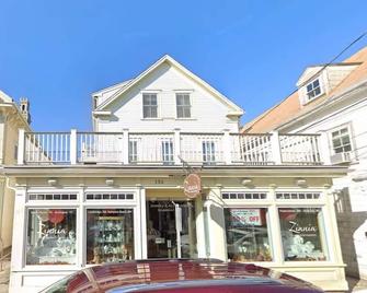 Rare Location on Commercial Street Exclusive Deck - Provincetown - Building