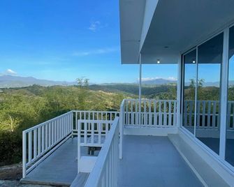 Cozy cabin with Lakeview and mountain view - Pantabangan - Balcón