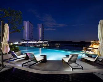 Pinetree Marina Resort - Nusajaya - Pool
