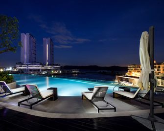 Pinetree Marina Resort - Nusajaya - Pool