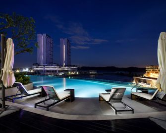 Pinetree Marina Resort - Nusajaya - בריכה