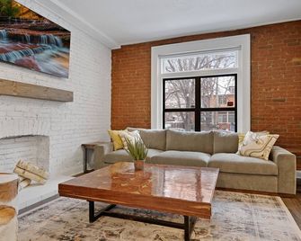 6 Bedrooms - Stunning Remodel, Heart of Downtown Denver - Denver - Living room