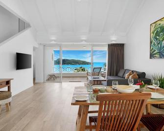 The Bay Seychelles Boutique Hotel and Apartments - Anse Boileau - Essbereich
