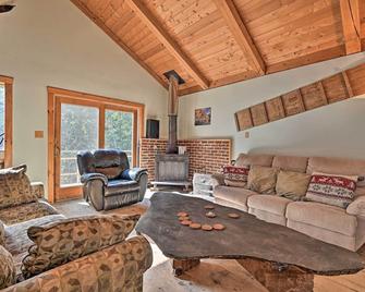 Remote Cabin with Fire Pit 3 Miles to Stowe Mtn! - Stowe - Living room