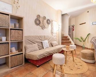 Maison authentique à Montfrin avec terrasse, Air conditionné. - Montfrin - Sala de estar