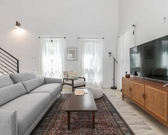 Burnett Cottage - Og - Cedar Rapids - Living room