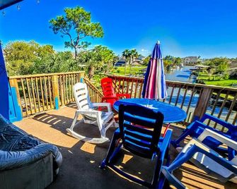 Water Access Lodge Manion 5 themed bedroom - Texas, Pan Am, Santa, Deer & Nasa - Nassau Bay - Balkon
