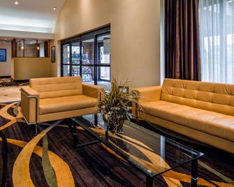 Best Western Galleria Inn & Suites - Cheektowaga - Living room