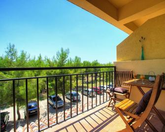 Cozy two Bedroom Mobile Home Vrata Krke With Breakfast Included - Lozovac - Балкон