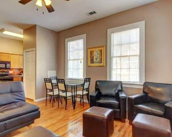 Entire 2bd, Near Forsyth Park - Savannah - Living room