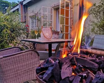 Sagewood Cottage for 2 People With Wonderful Private Terrace in Garden - Lanseria - Terasa