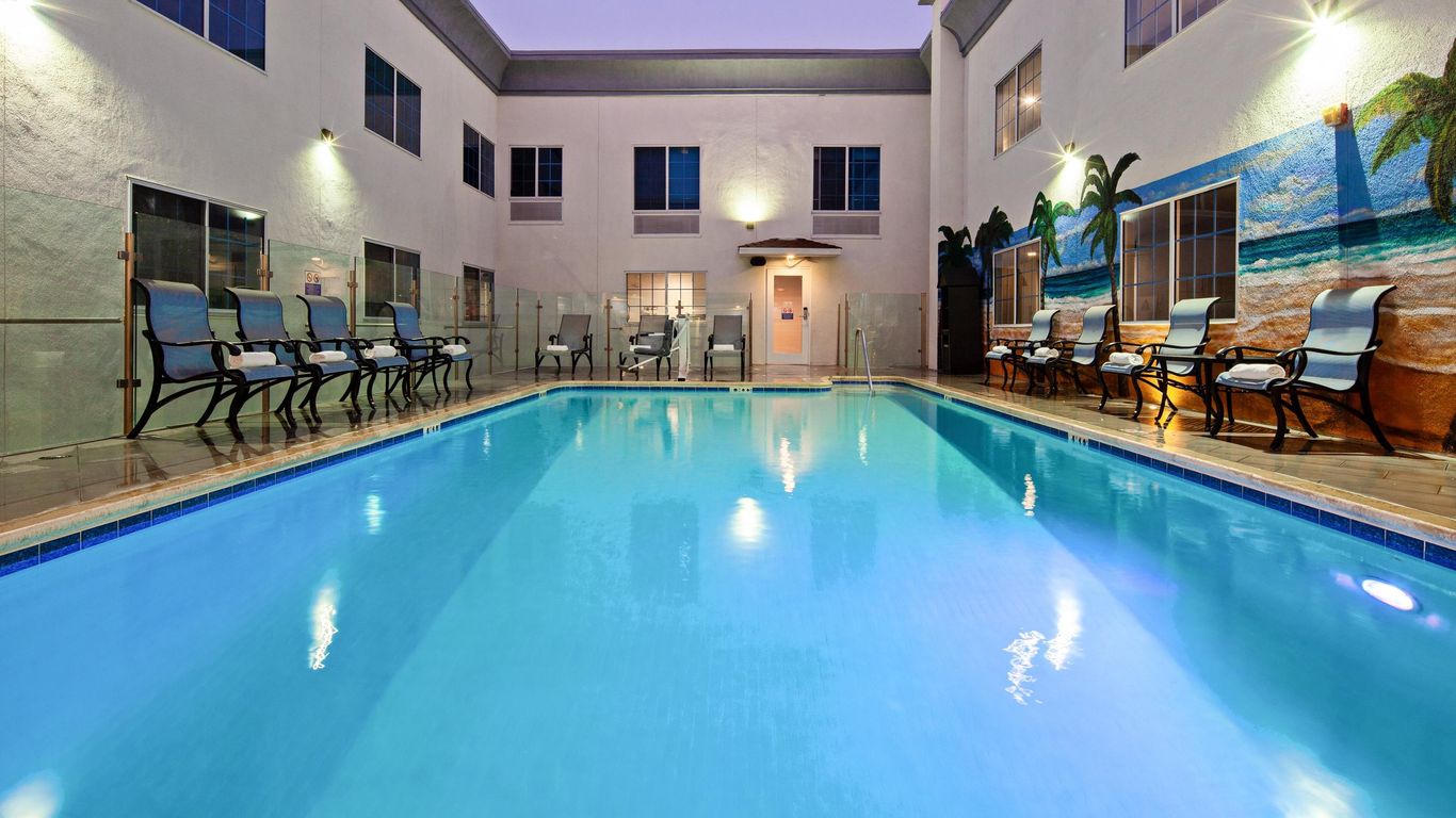 Holiday Inn Express & Suites Hollywood Walk Of Fame By IHG