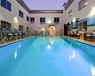 Holiday Inn Express & Suites Hollywood Walk Of Fame By IHG - Los Angeles - Basen