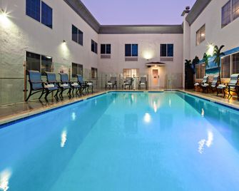 Holiday Inn Express & Suites Hollywood Walk Of Fame By IHG - Los Angeles - Pool