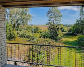 Gorgeous Home in Vaeversunda With House - Vadstena - Balkon