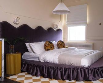 This neutral flat packs a punch with a unique and interesting feature—a round king size bed! - Stratford - Habitación