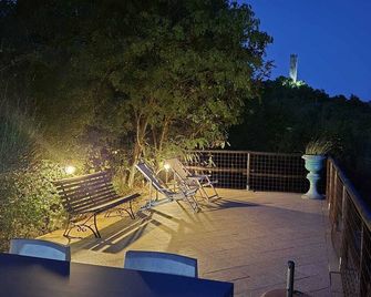 La Ginestra studio apartment with a view of Merana's medieval tower - Merana - Balcón