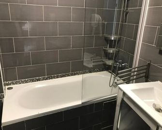 Arcotel - Cannes - Baño