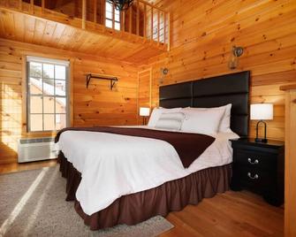 Chestnut Studio: Cozy Lakefront Cabin Retreat - Bethlehem - Schlafzimmer