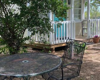 The Beulah Jane is a peaceful cabin on working farm in Glen Rose. - Glen Rose - Patio