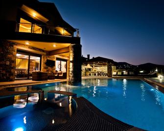 Villa St Nicolas - 4 bedroom villa - sleeps 9 - Katsikia - Piscina