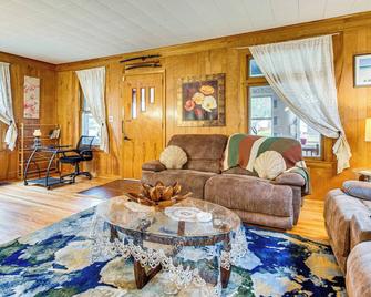 1 Mi to Dtwn: Colorful Binghamton Home - Binghamton - Living room