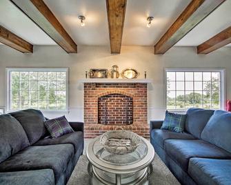 Remodeled Historic Farmhouse ~ 20 Mi to KC! - Liberty - Living room