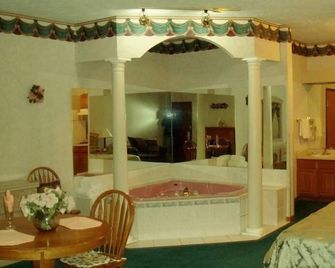 Townhouse Inn & Suites Omaha - Omaha