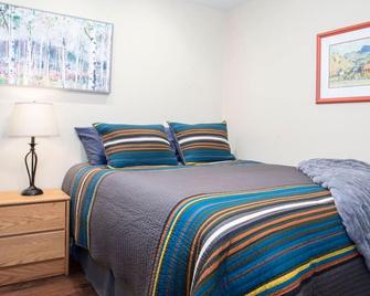 Biplane Hangar Bighorn Room - North Pole - Habitación