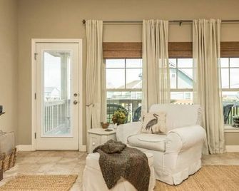 'Shore Beats Work' Stunning Home W/Ocean View, Near Beach - 3br/2ba - Bolivar Peninsula - Living room