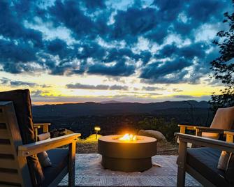 Hilltop Retreat: Hot Tub, Sauna, Fire Pit, Stunning Valley Views - Mariposa - Balcon