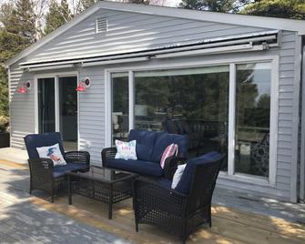 On Lake Michigan, family friendly,great location near bridge/island/attractions - Mackinaw City - Patio