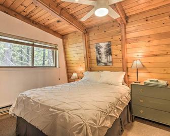 Charming Pinecrest Cabin with Private Deck - Strawberry (Tuolumne County) - Bedroom