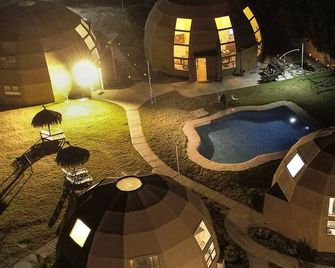 Domos Dream hotel cabañas - לה סרנה - בריכה